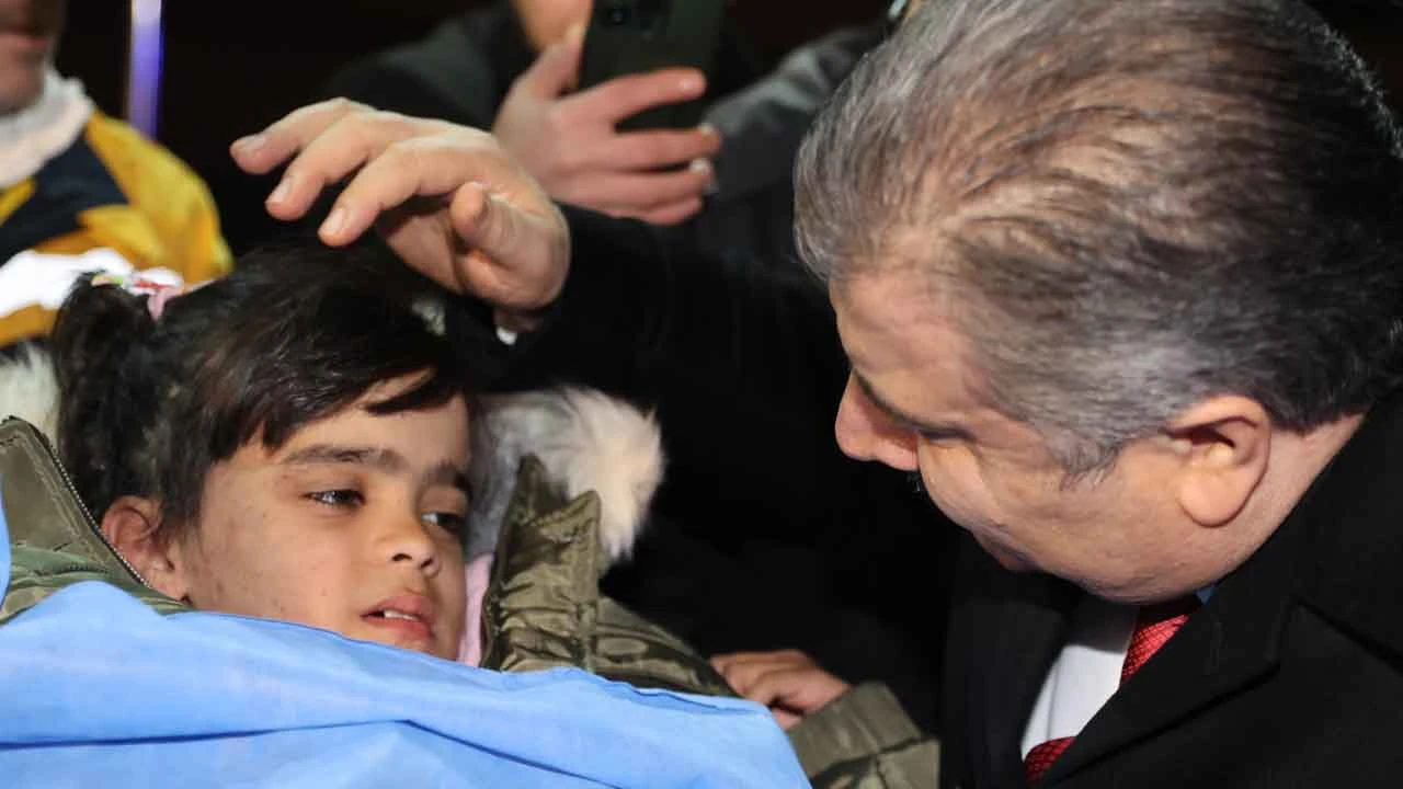 Bacağı kesileceği için ağlayan Rital Türkiye'ye getirildi Bakan Koca paylaştı