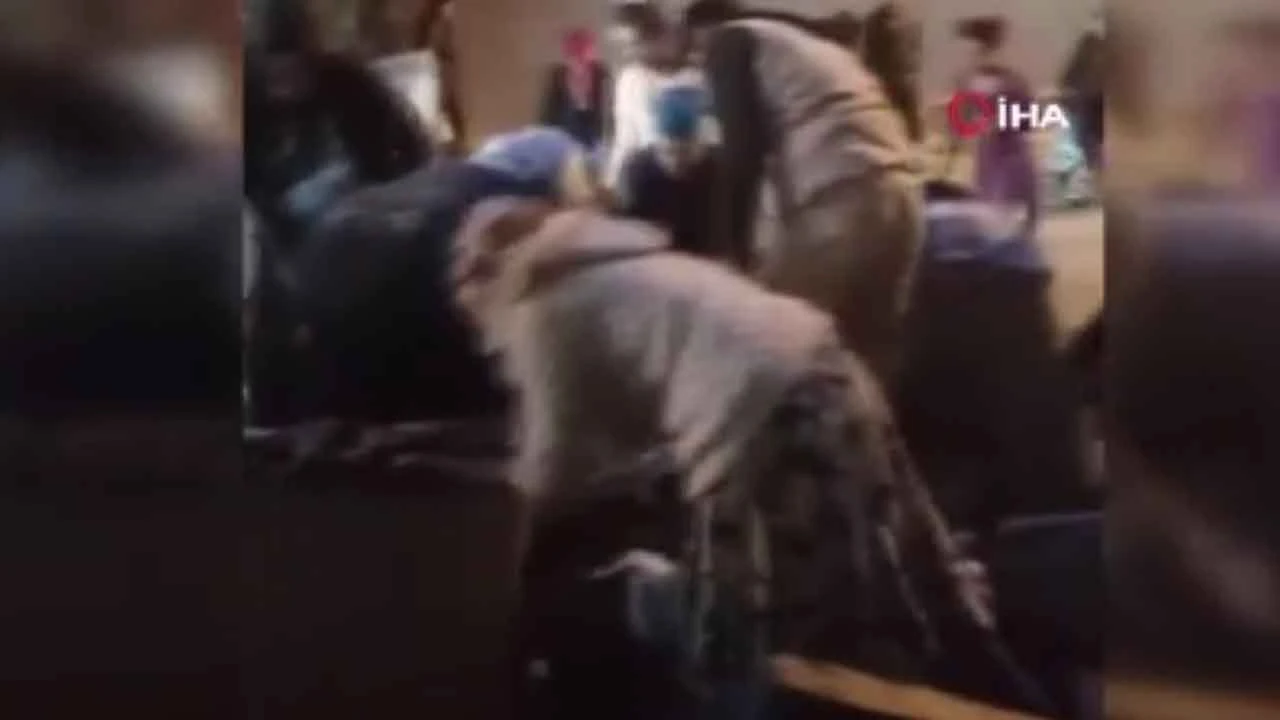 Markette yangın çıktı yağmacılar sepet ve poşetle çalmaya geldi!