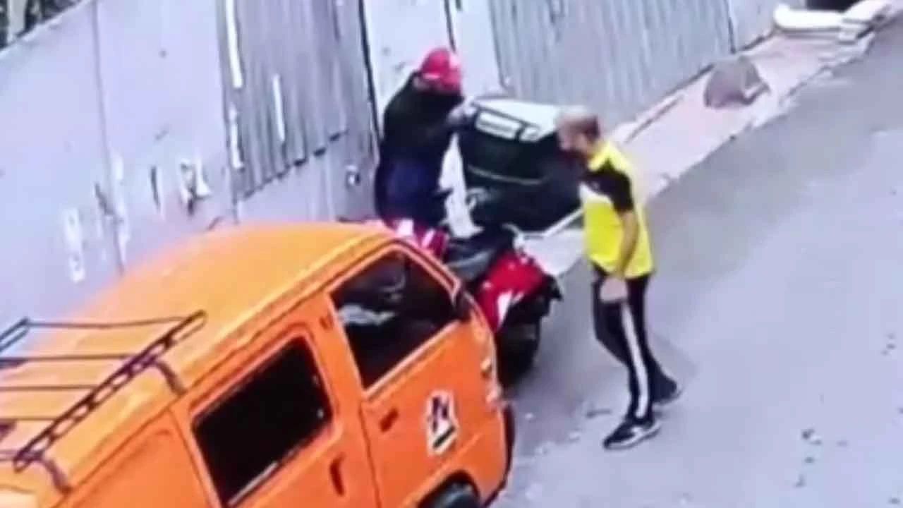 İstanbul'da motokuryelerin paketlerini çalan hırsızlar kamerada