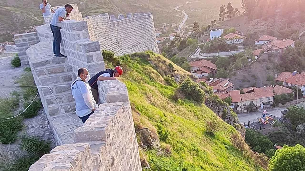 Şizofreni hastası oğlunu surlardan iten annenin cezası belli oldu: Ayağıyla tepti gördüm!