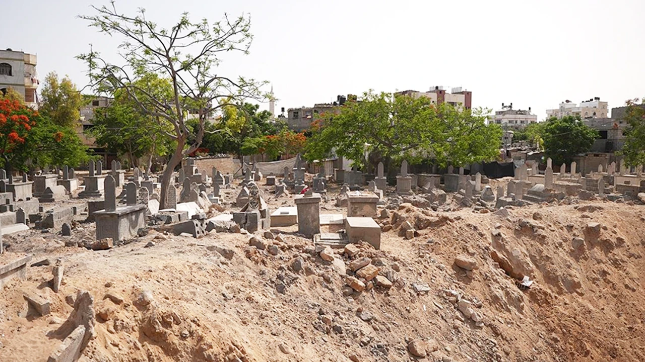 Gazze artık mezar şehir! İnsanlar cenazelerini bahçelere, yol kenarlarına gömüyorlar