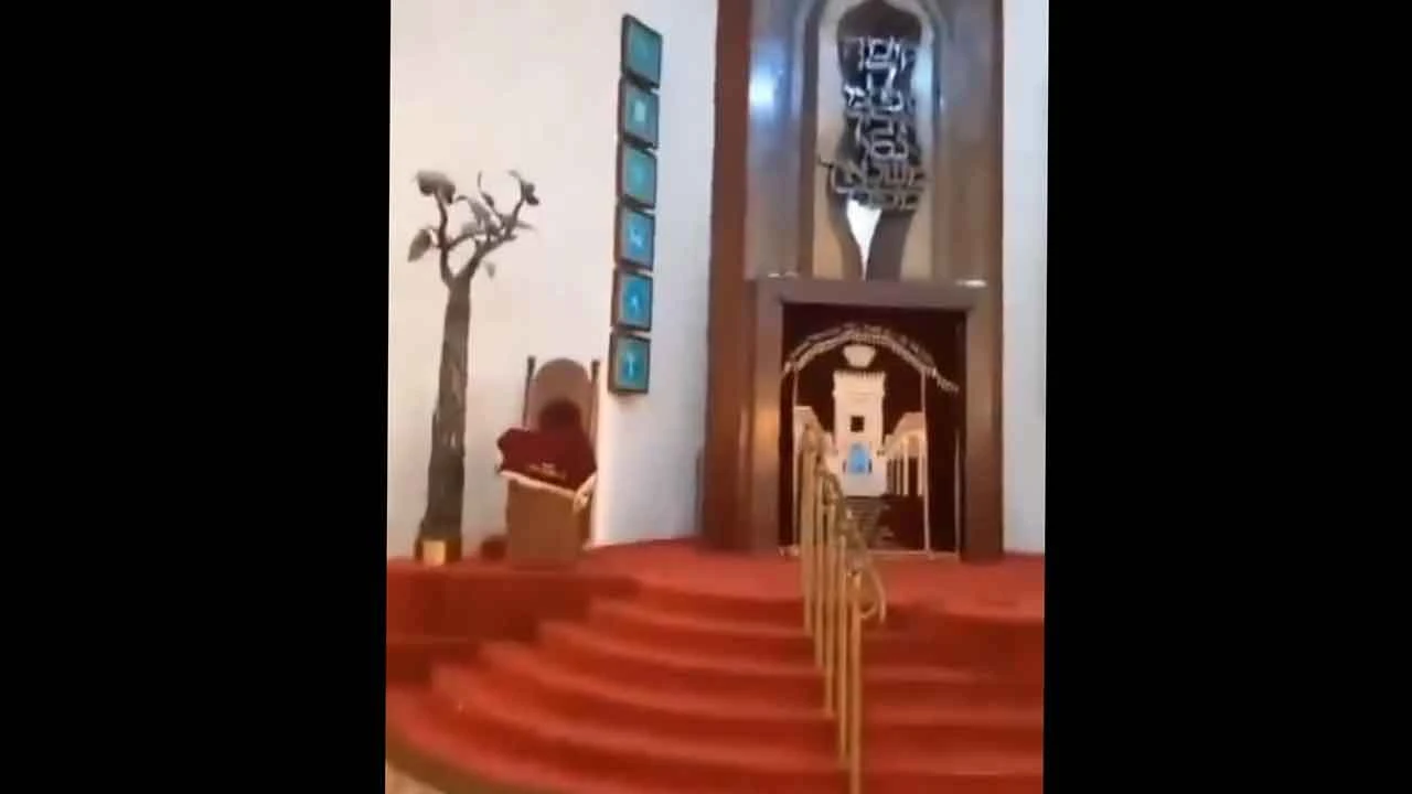 İsrail'in camiye hakaretine karşılık sinagogda ezan dinlettiler