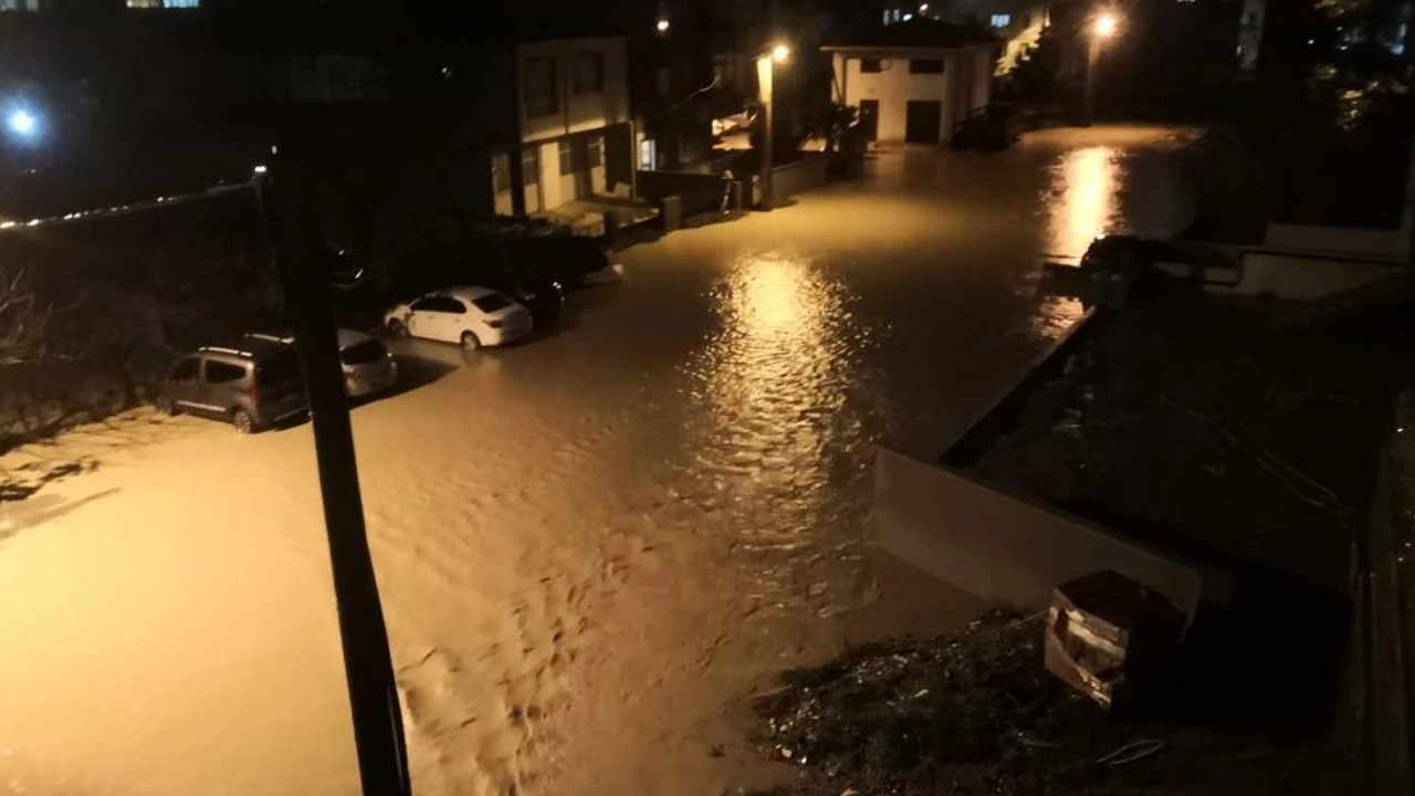 Lapseki'yi sağanak vurdu! Yollar göle döndü 