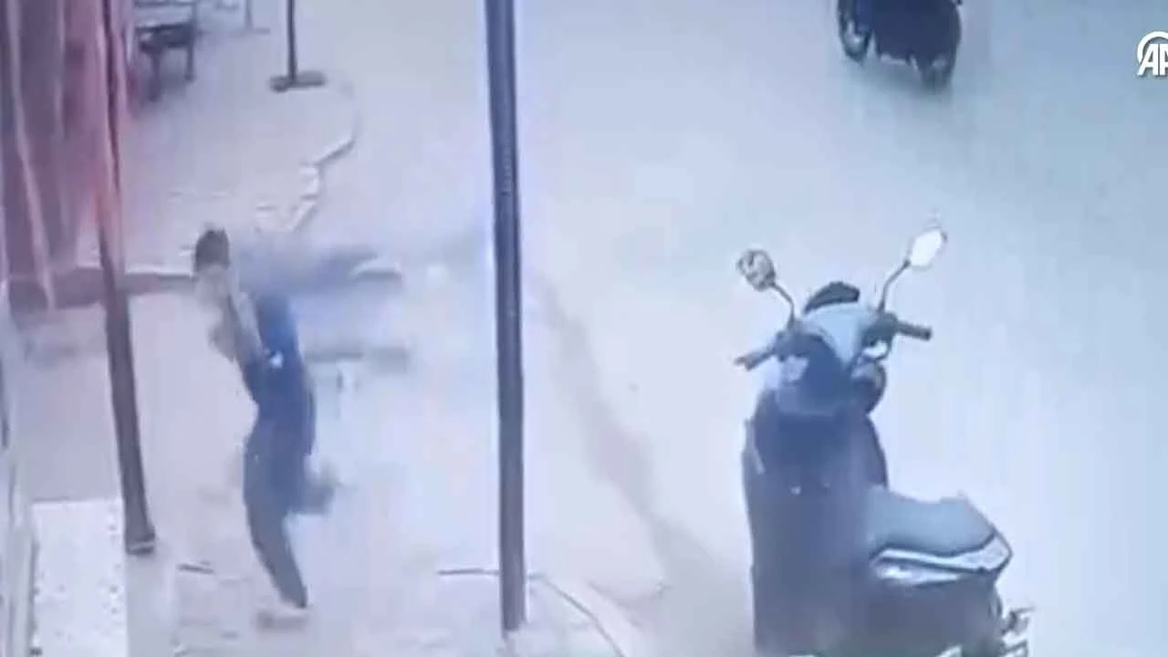 Motosikletli saldırgan iş yerine ateş açtı önünde duran çocuk vuruldu