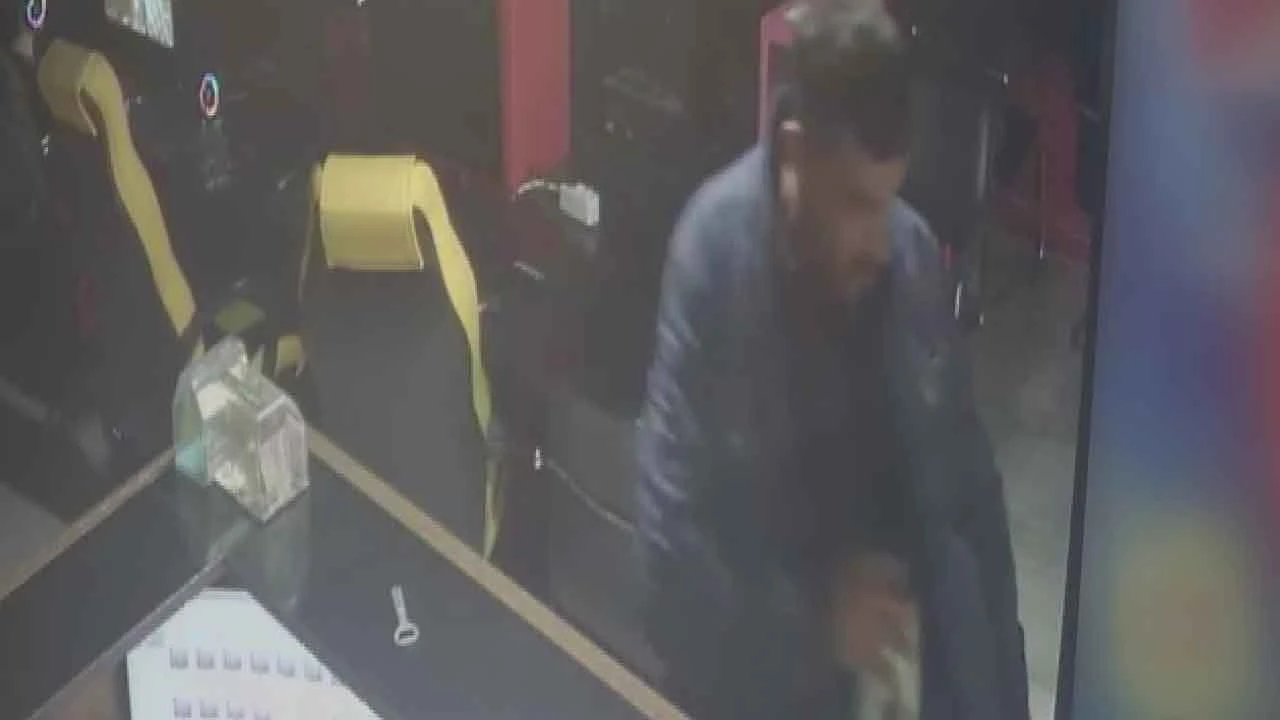 SMA kumbarasını cebine koyup kaçtı Hırsızlık anları kamerada