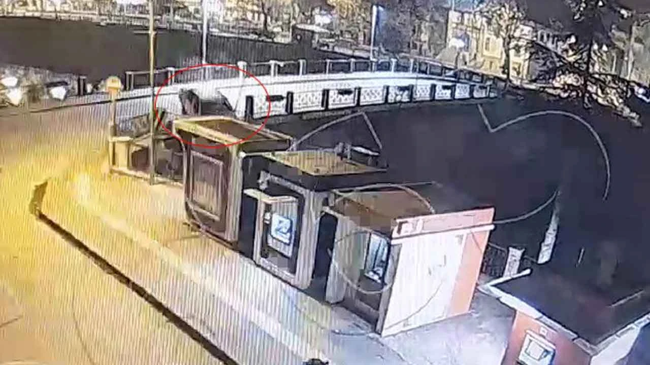 Bir anlık dalgınlıkla genç sürücü köprüden Yeşilırmak Nehri'ne uçtu! Feci kaza kamerada