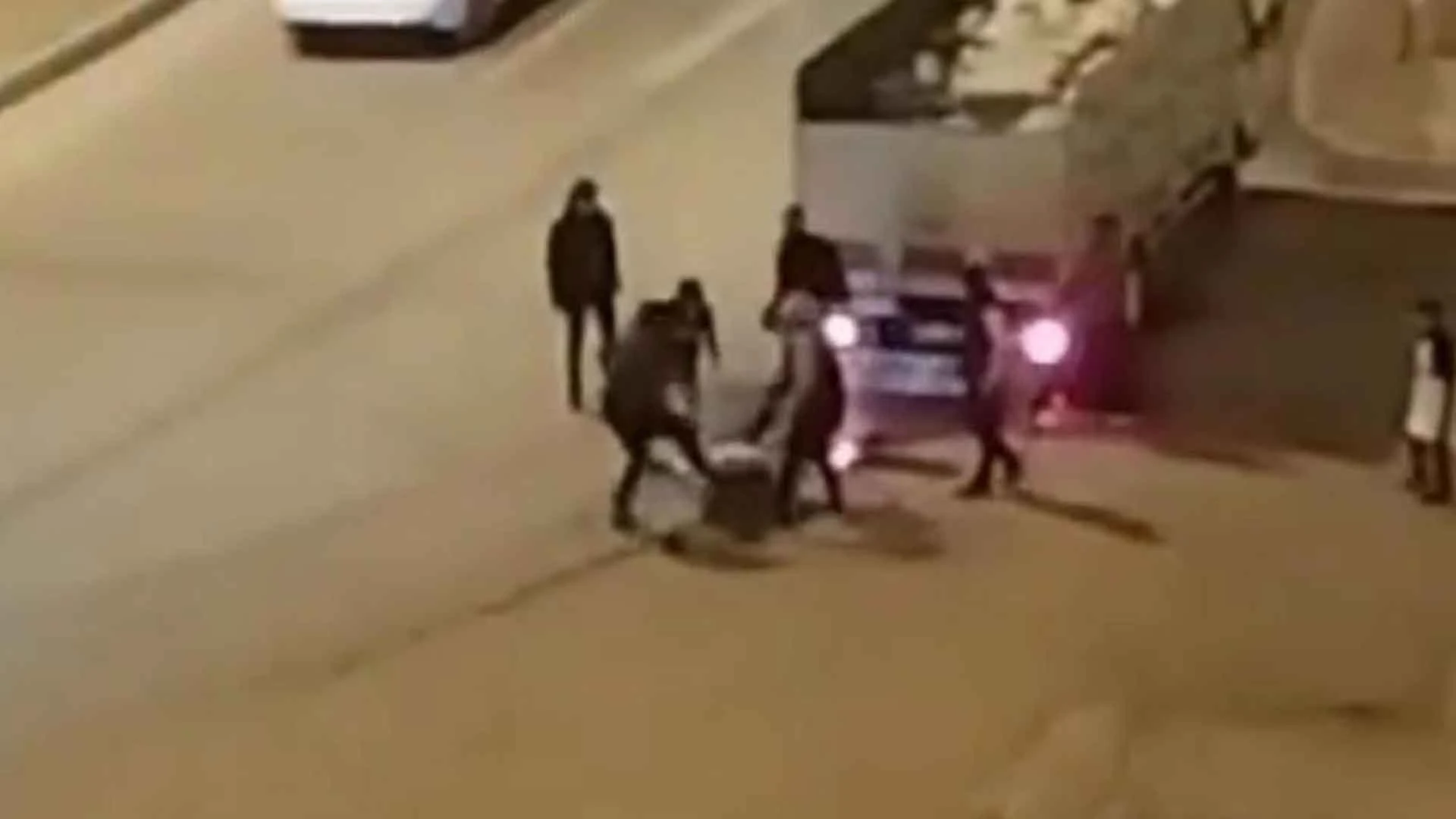Yol ortasında korkunç olay! Öldüresiye dövdüler