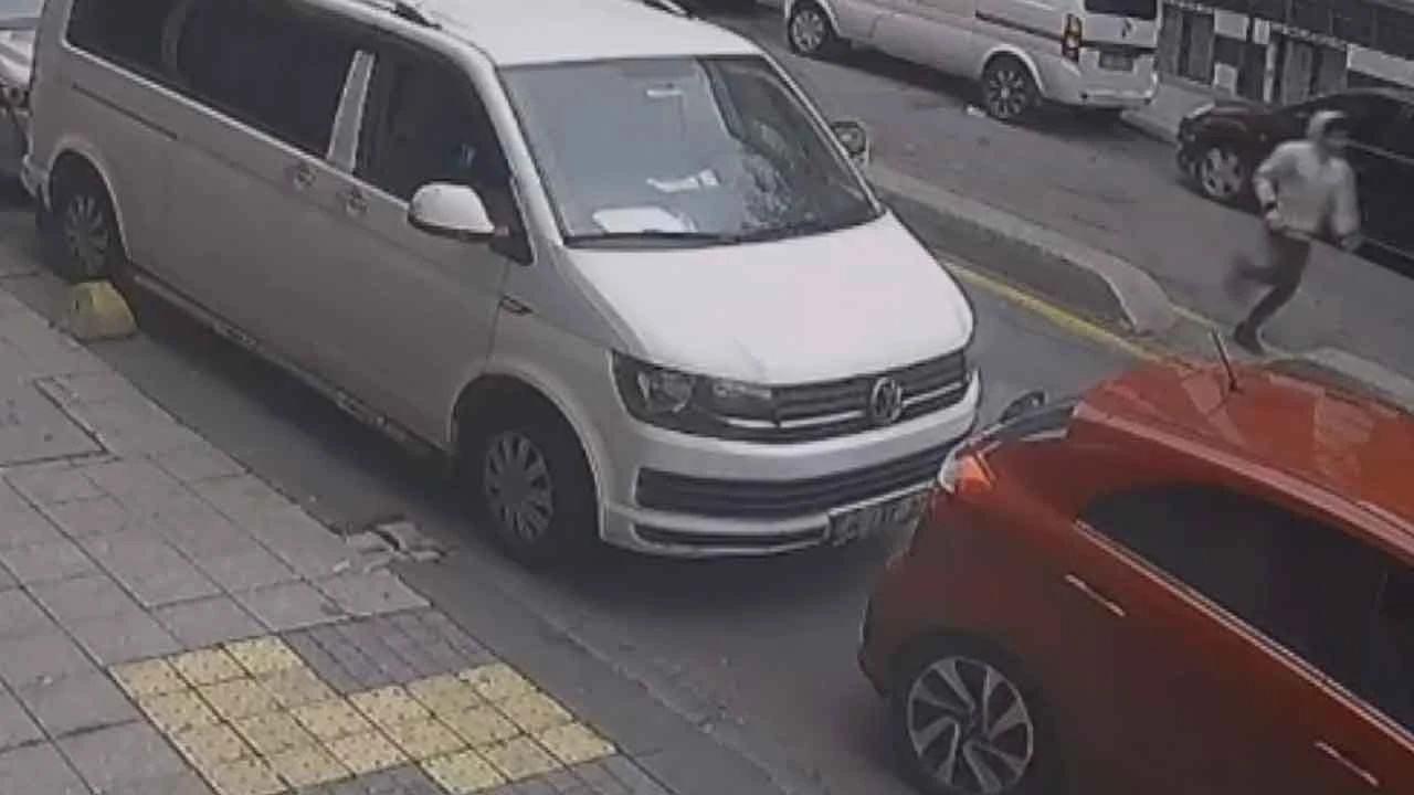 Kapüşonunu başına çekip kadına gizlice yaklaştı bir anda çalıp kaçtı