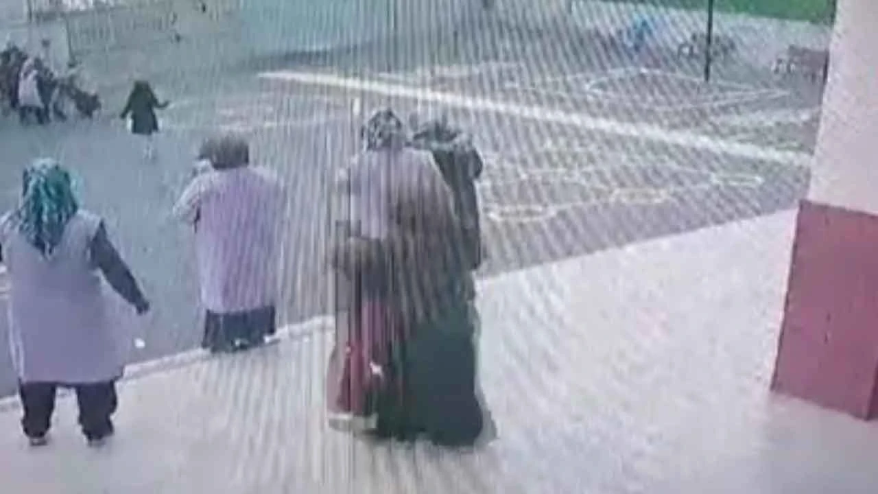 Okul binasına girmesine izin verilmeyen veli hamile öğretmeni darp etti! O anlar kamerada