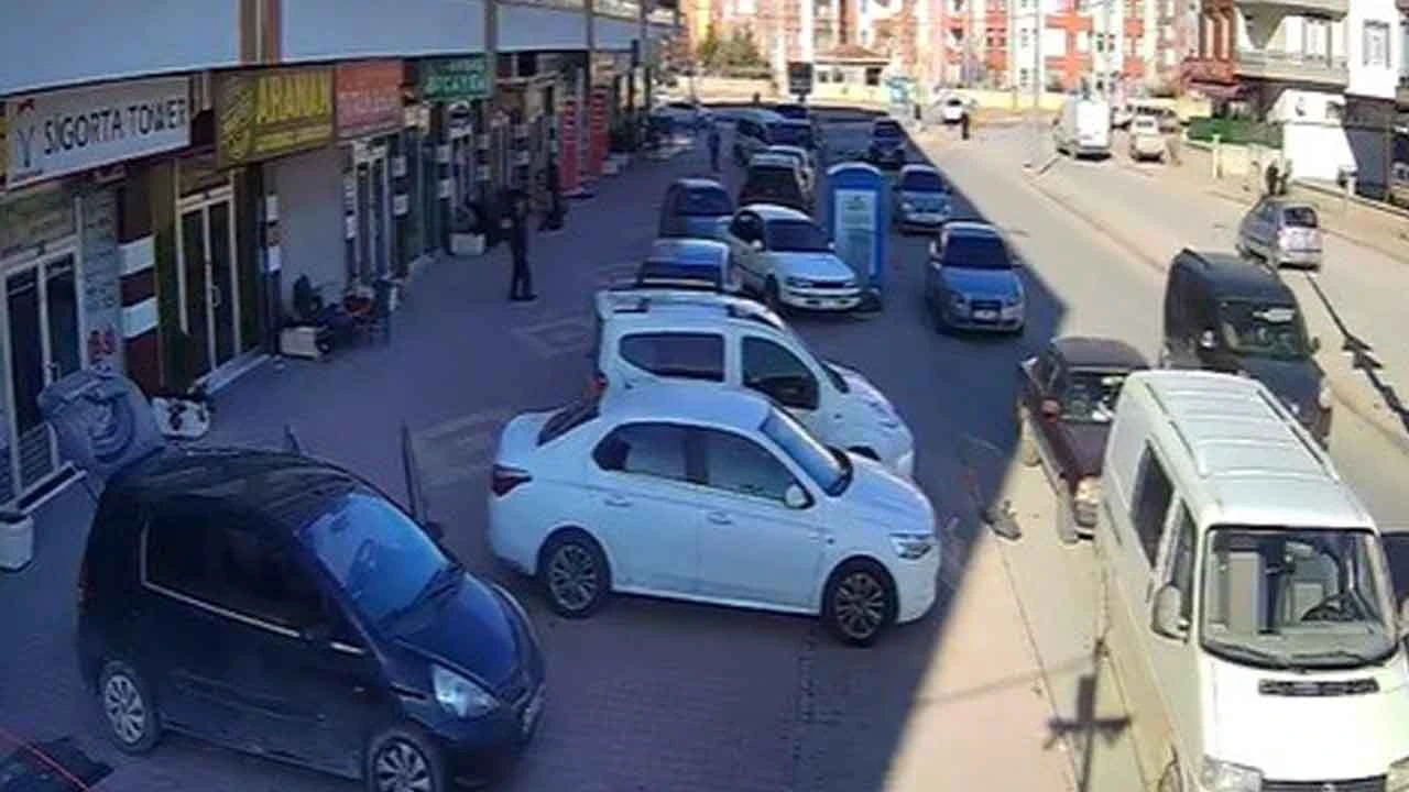 Trafikte yol verme kavgasında peşinden takip edip darp etti