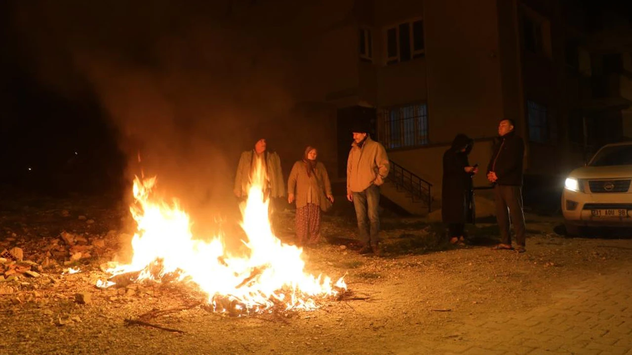 Antakya'da deprem korkusu yaşayan vatandaşlar sokakta ateş yakarak ısındı 