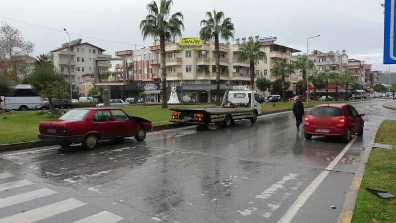Antalya'da kırmızı ışıkta çarpışma! Tofaş hurdaya döndü