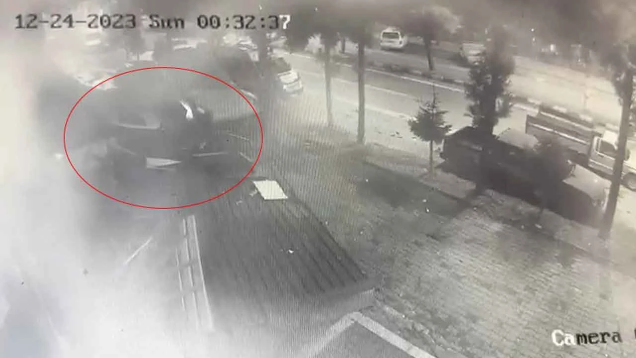 Rize'de uçan çatı otoparktaki araçların üzerine düştü!