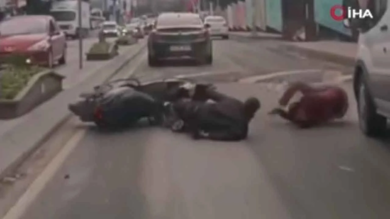Motosikletten devrilip otomobilin önüne düştüler! Nefes kesen anlar kaydedildi