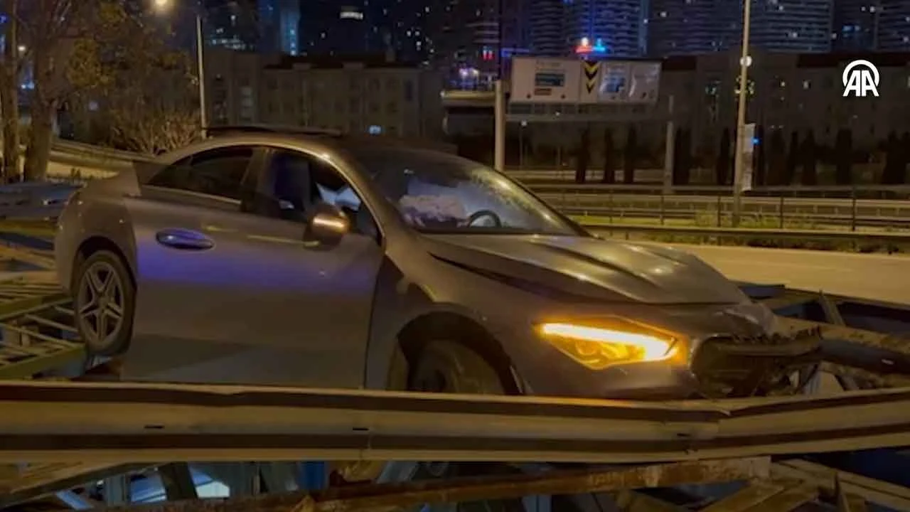 Köprünün üzerinde asılı kaldı! Kavşaktan dönemedi kendini bir anda orada buldu