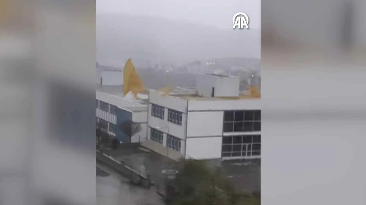 Safranbolu'da fırtınada okul çatısı uçtu