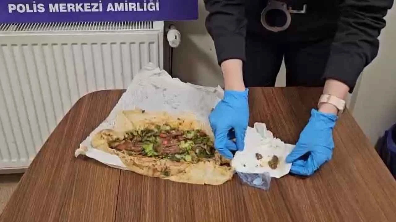 Gözaltındaki sevgilisine dürüm içerisinde uyuşturucu servisi! Polis merkezinde büyük şaşkınlık