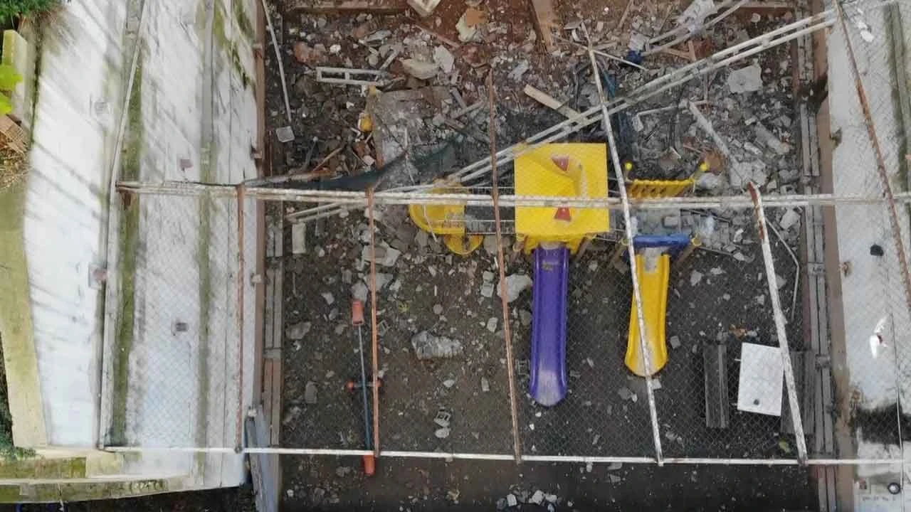 Eyüpsultan'da çocuk parkında faciadan dönüldü! Binanın kömürlüğü böyle yıkıldı