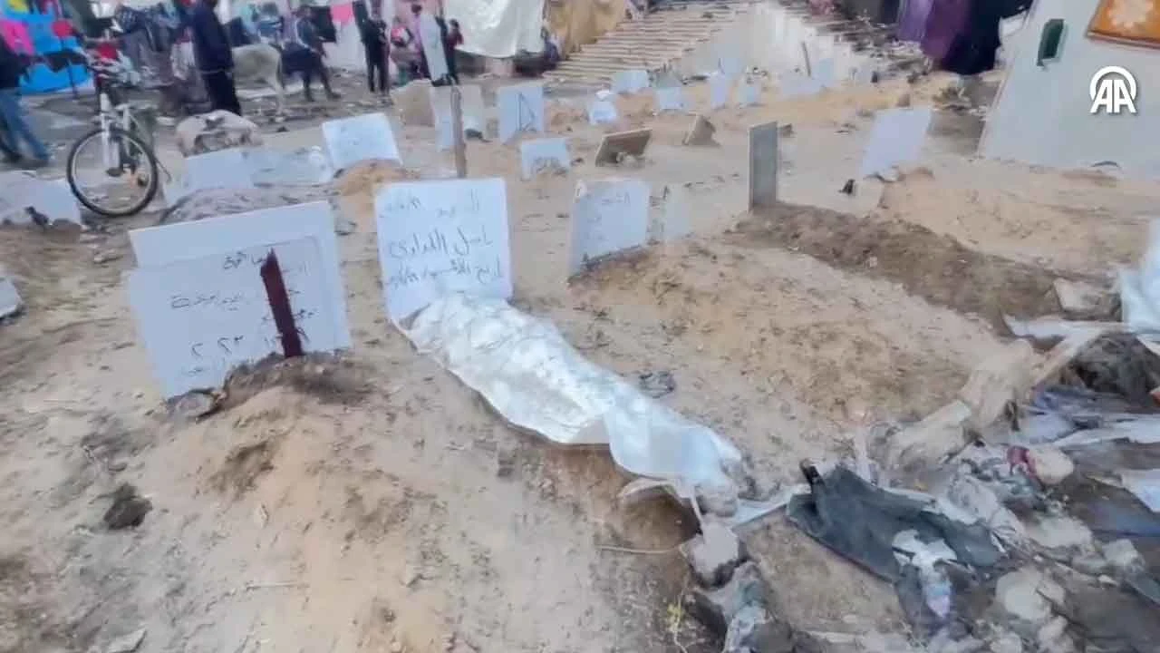Gazze'de hastanenin çevresi mezarlığa döndü
