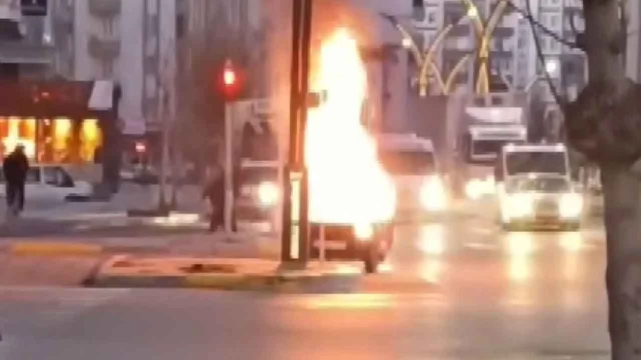 Aksaray'da otomobil kabloları şase yaptı bomba gibi patladı! Alev alev yanması görüntülendi