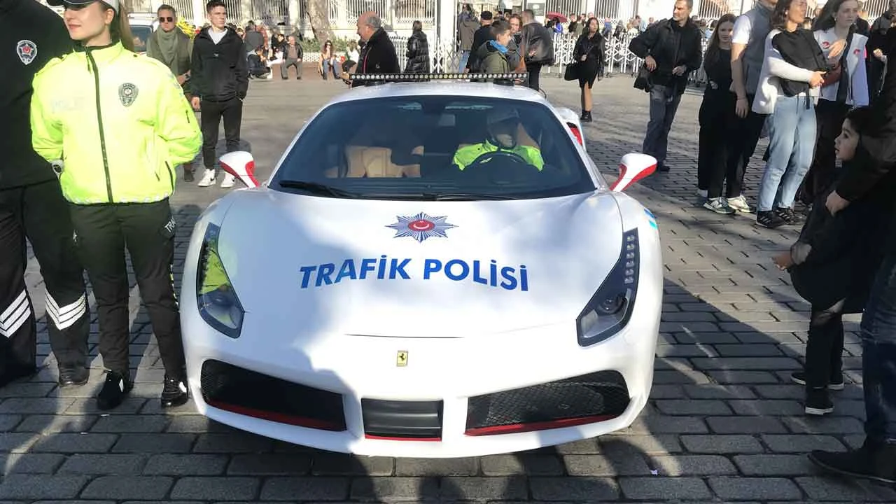 Comanchero çetesinin lüks araçlarına yoğun ilgi! Sultanahmet'te turistler bakakaldı