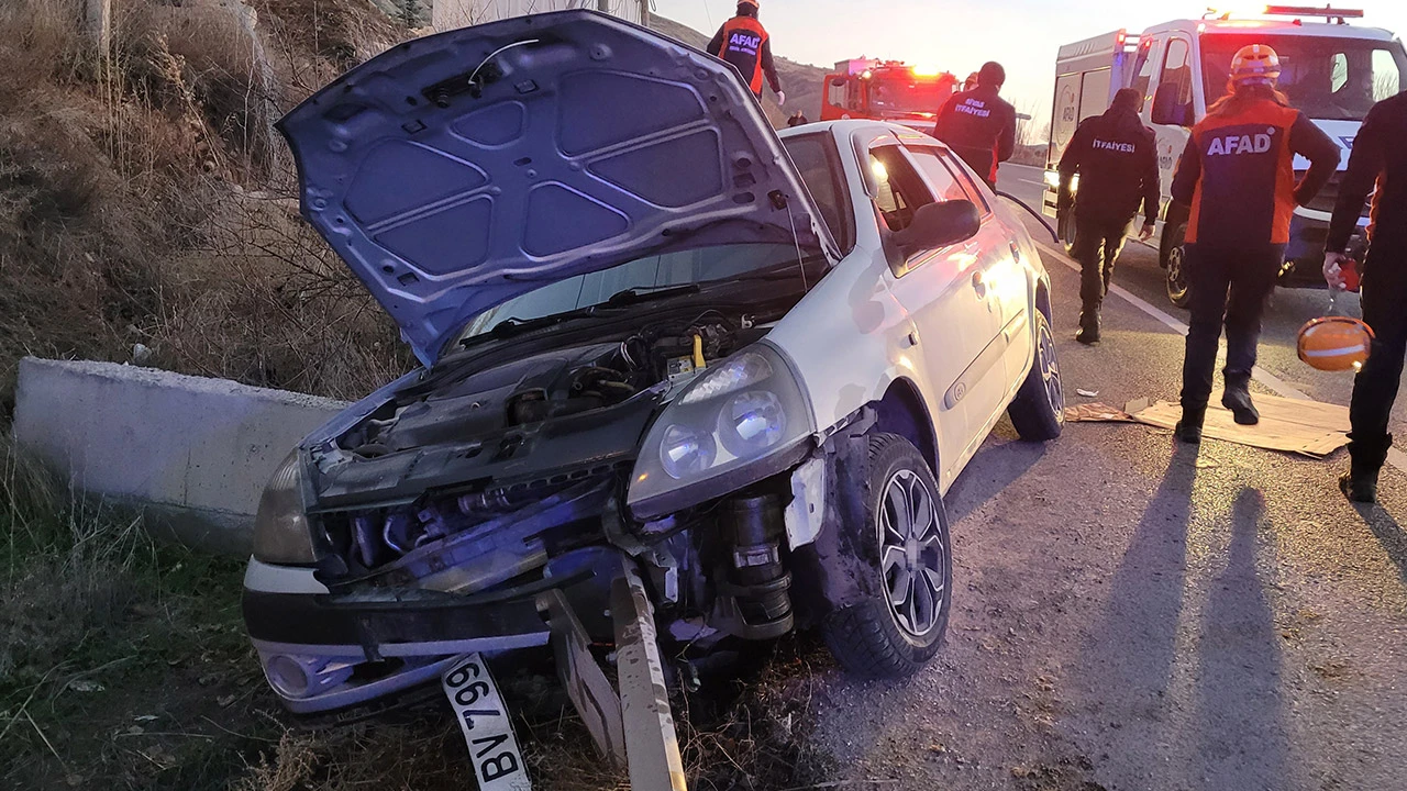 Sivas'ta otomobil yoldan çıkıp bariyere çarptı: 4 yaralı