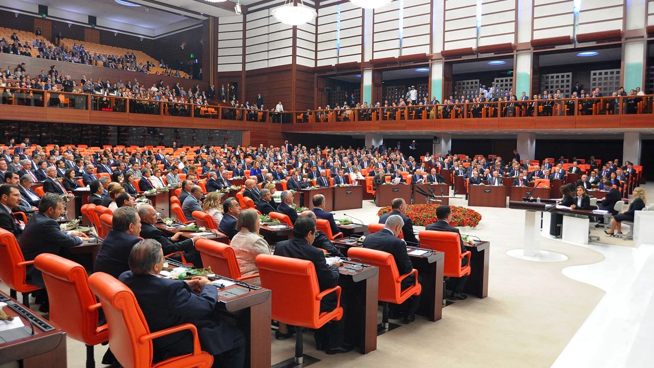 Meclis'te yılın son mesaisi hareketli geçti, 5000 liralık ikramiye geçti