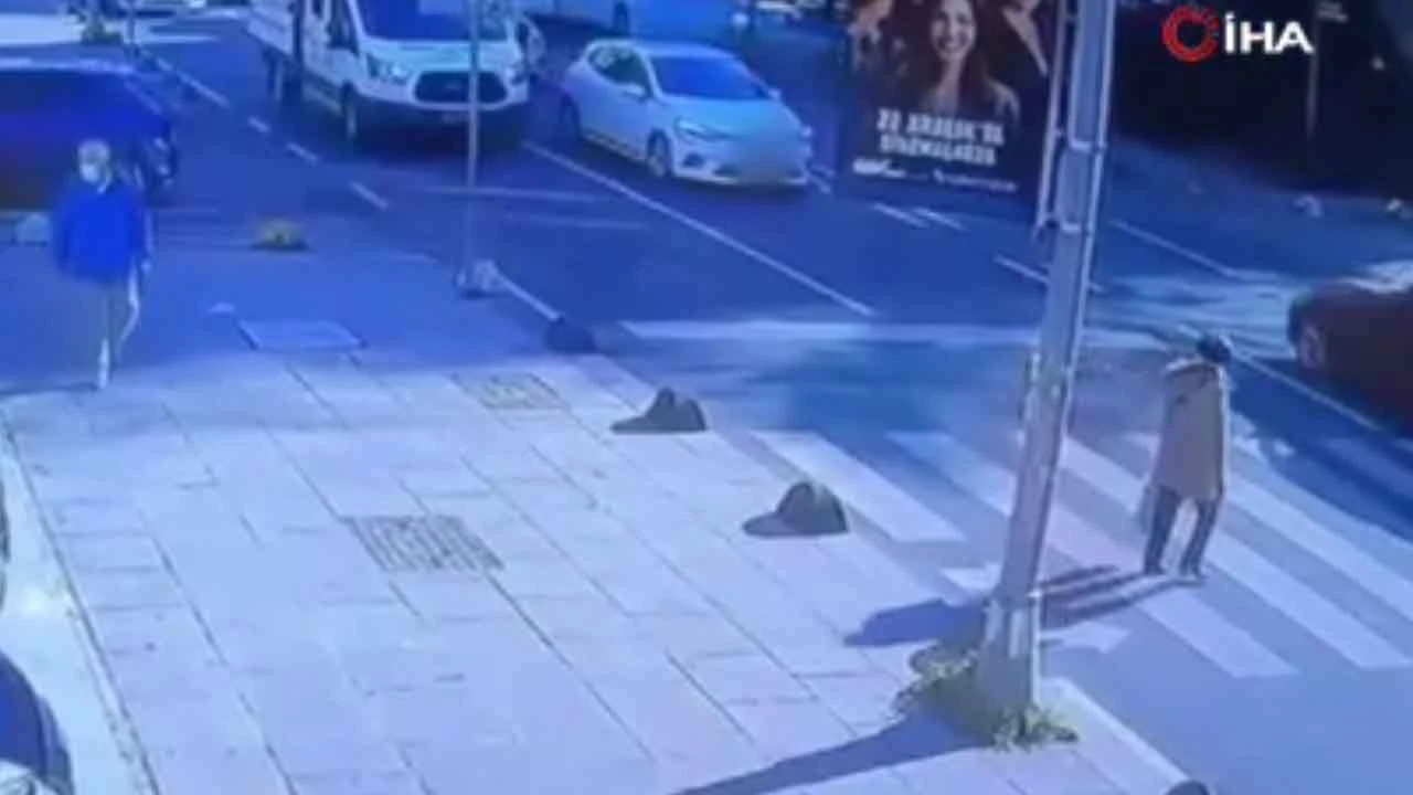 Kadıköy'de yaya geçidi tanımayan sürücü gaza basıp kadına çarptı