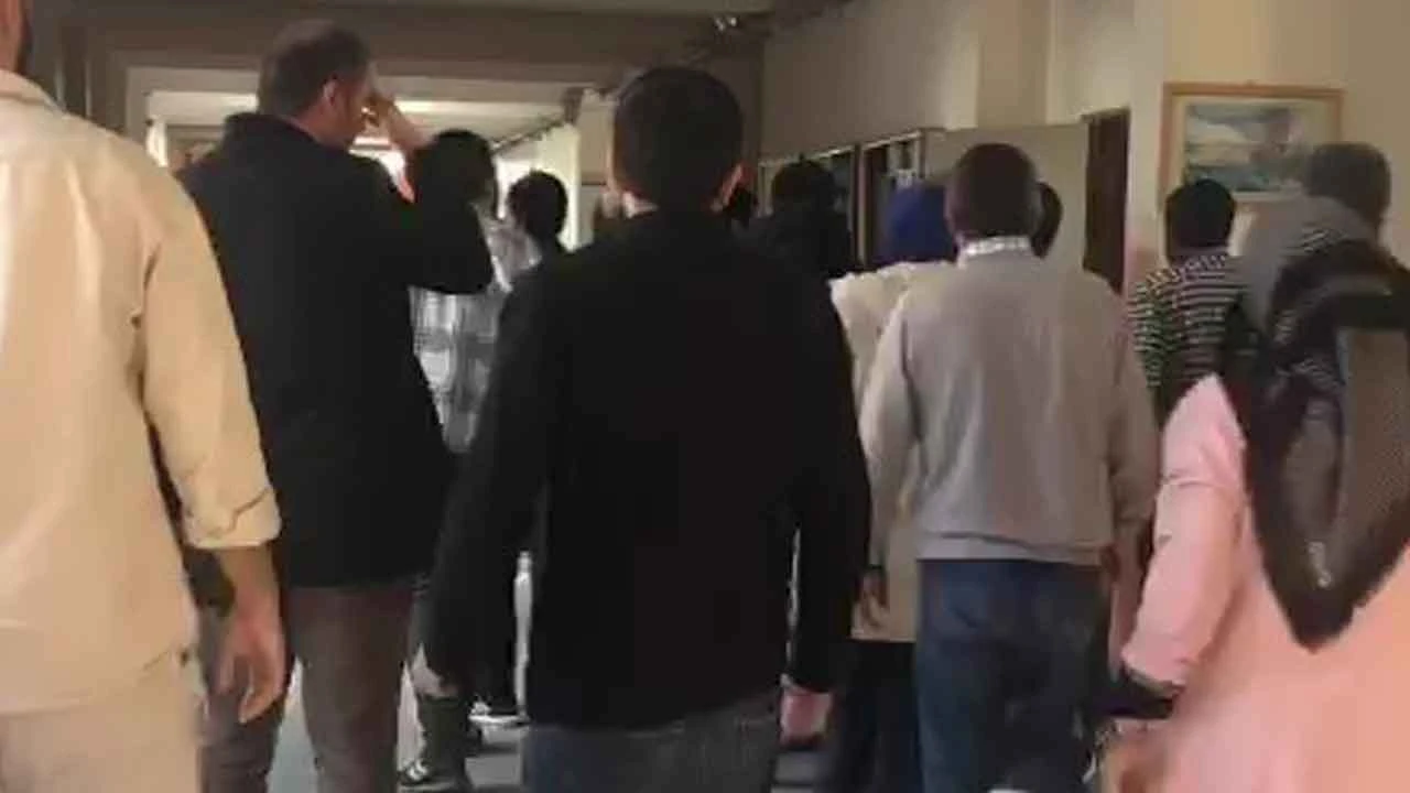 Kocaeli'de veliler çocukların gözü önünde öğretmenleri darp etti