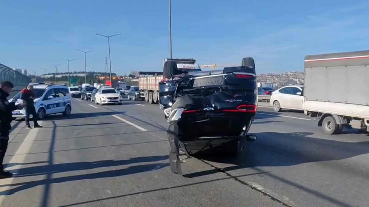 TEM Otoyolunda takla attılar bu aracın içinden burunları bile kanamadan çıktılar
