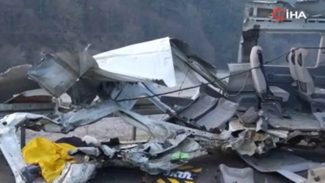 Bolu'da minibüs kamyonla çarpıştı kağıt gibi yırtıldı! 1 ölü 4 yaralı