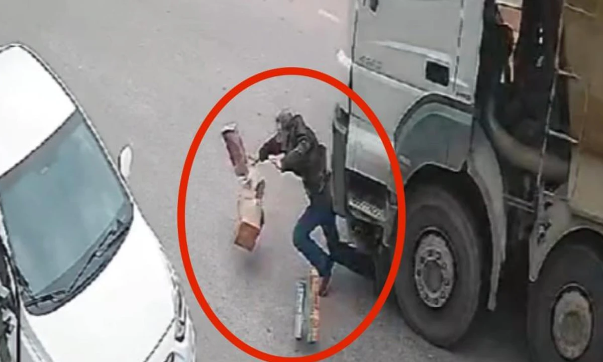 Yolun karşısına geçmek istedi, kamyonun altında kaldı: Dehşet anları kamerada