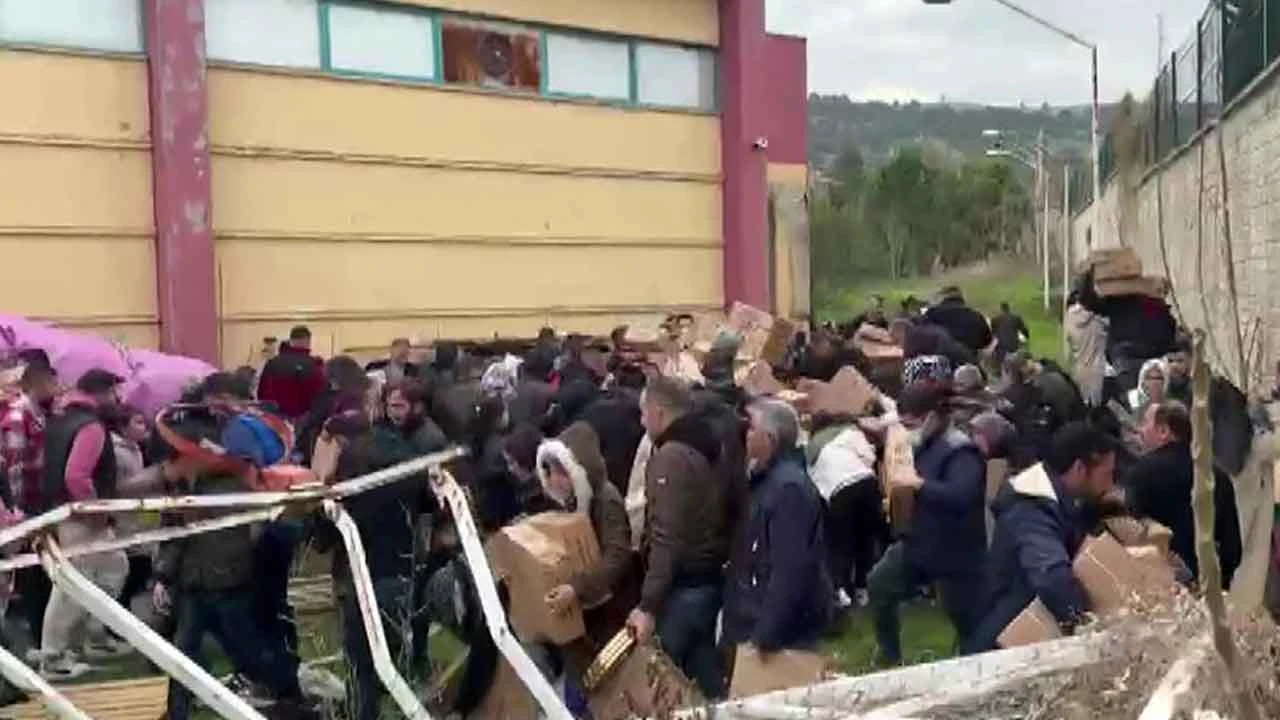 Denizli'de 1 liralık sehpa için adeta meydan savaşı çıktı! Kapıları kırdılar yağmaladılar