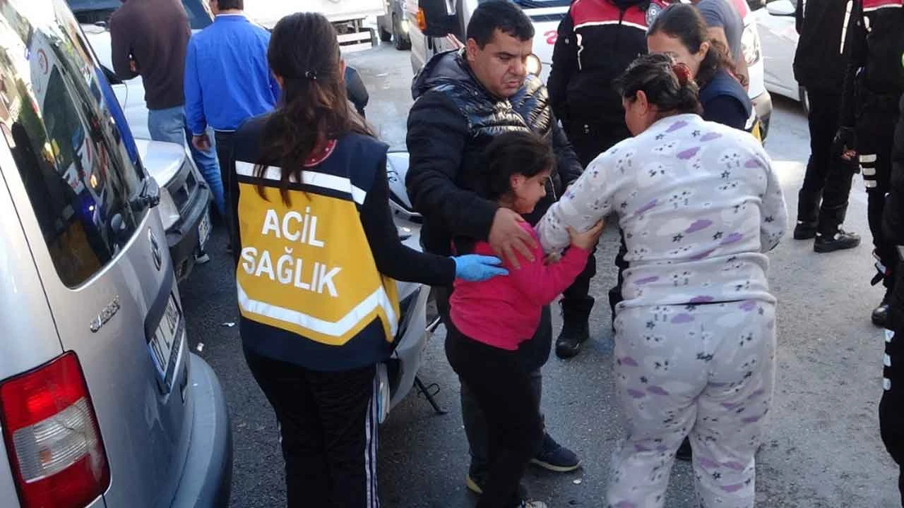 Antalya'da kamyon motosikleti devirdi feryat eden anneyi 8 yaşındaki çocuk sakinleştirdi