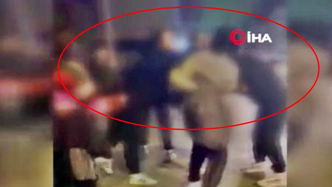 Arkadaşları izledi! Kız öğrenciler saç saça baş başa kavga etti