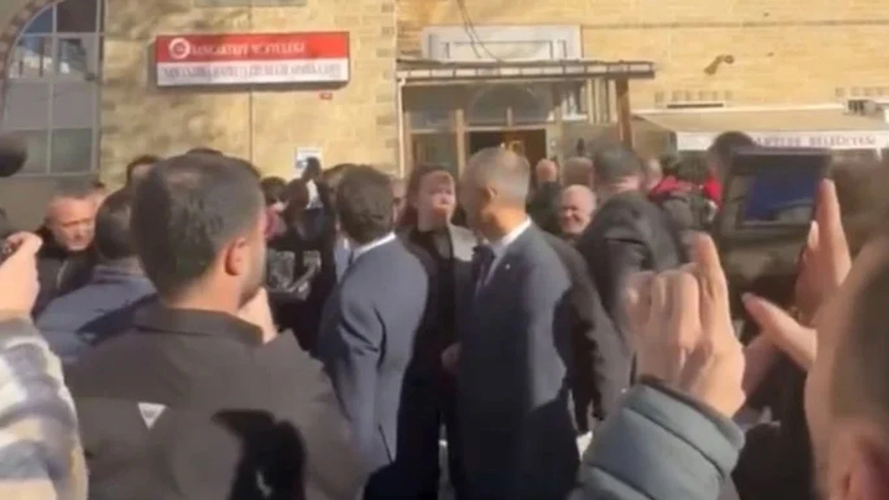 Ali Babacan'a namaz çıkışı protesto: Erdoğan'ı arkadan hançerledin 