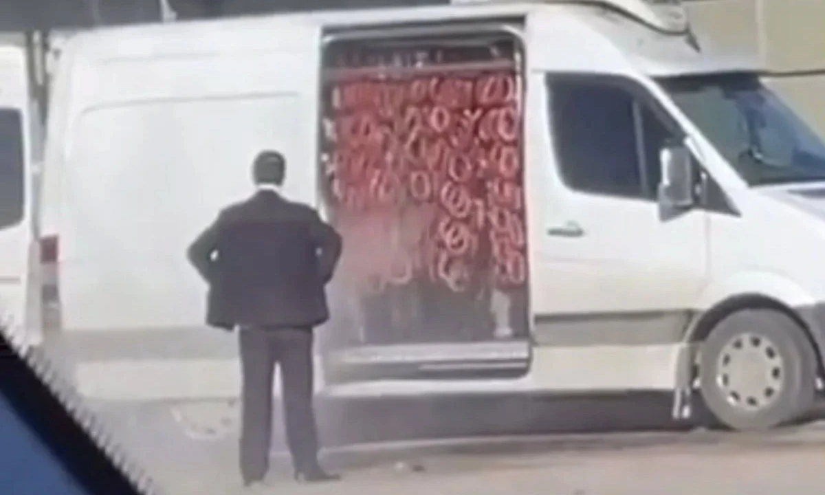 Şoke eden görüntü... Akaryakıt istasyonunda sucuk yıkadılar!