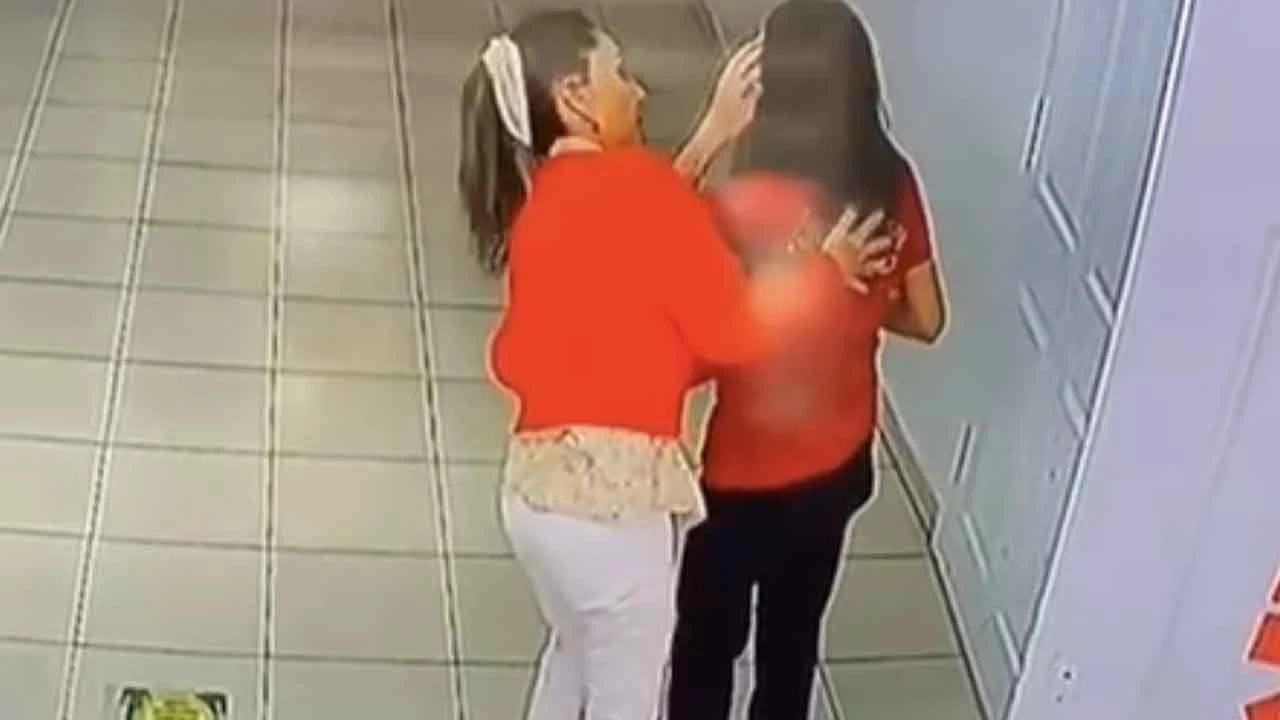Okulda yemek yerken tıkandı! Heimlich manevrasıyla öğrencisini böyle kurtardı