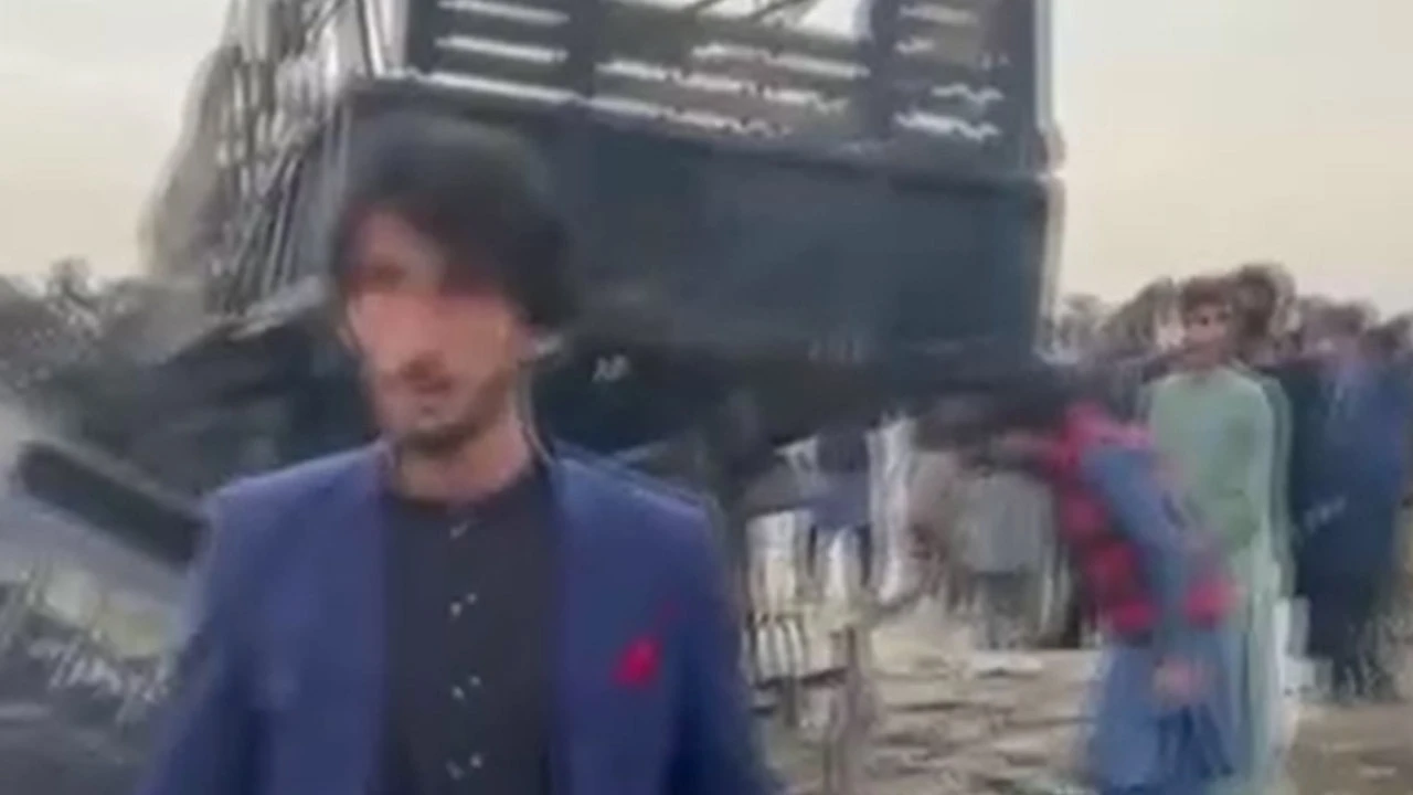 Pakistan’da polis aracına bombalı saldırı: 6 ölü