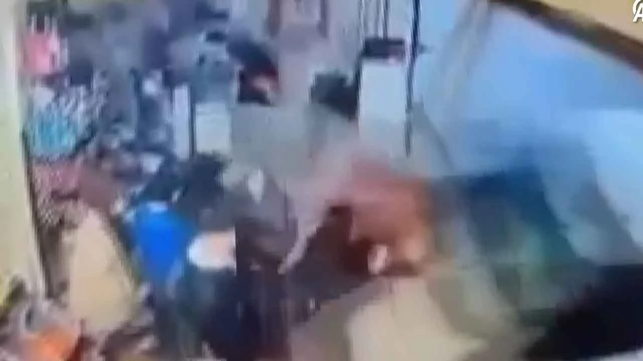 Diyarbakır'da minibüs kontrolden çıktı markete dalıp öğrencileri yaraladı