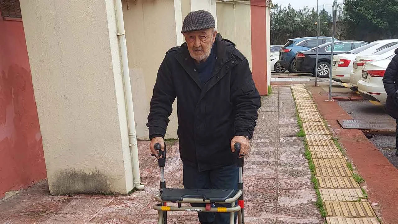 Akülü sandalye almak isterken dolandırıldı! Yaşlı adam 1999 depreminde her şeyini kaybetmişti
