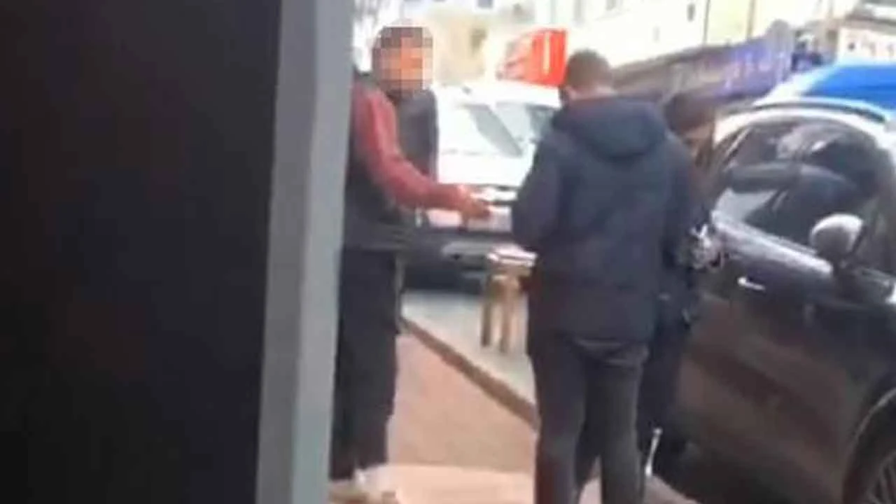 Fatih'te değnekçiler suçüstü yakalandı! Turistik bölgede para topluyorlardı
