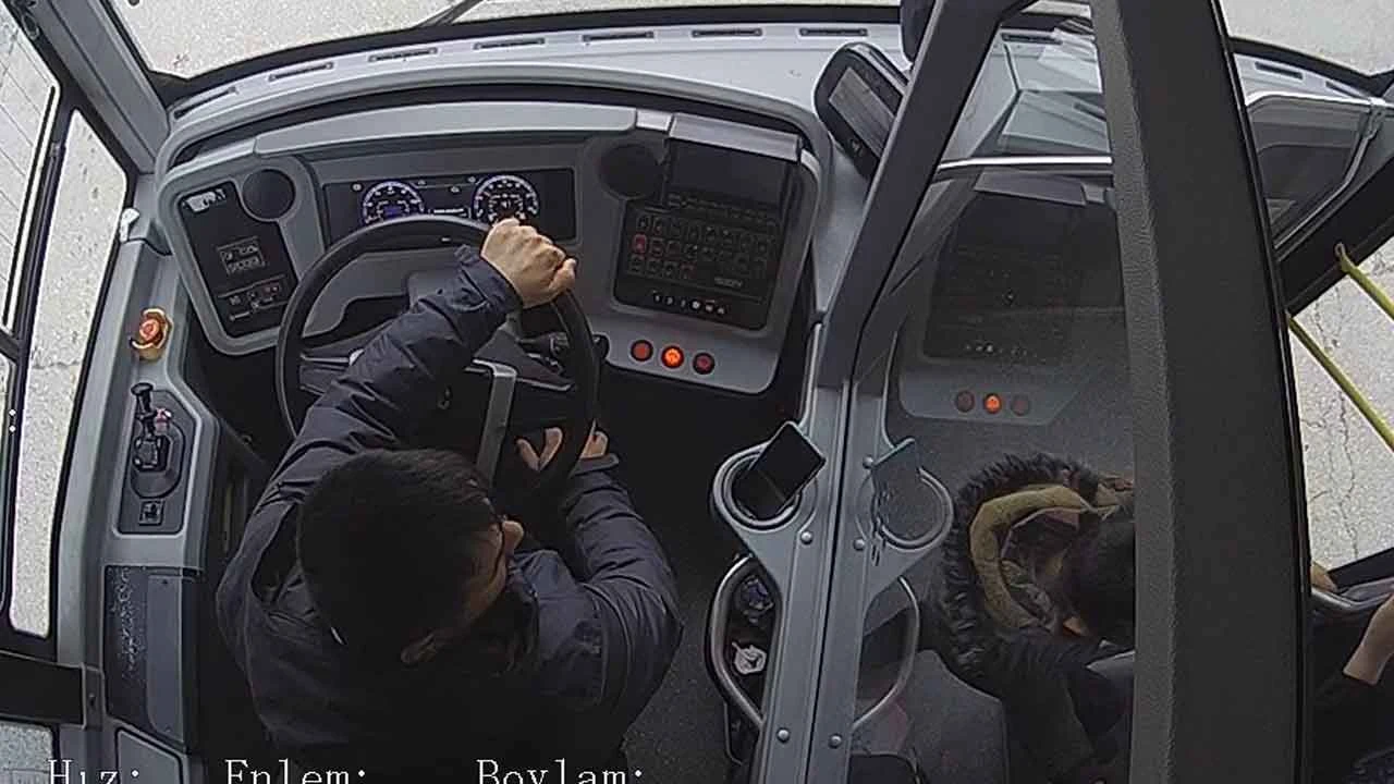 Bursa'da babaannesi torununu otobüste unutup indi! Küçük çocuk bakın arkasından ne yaptı