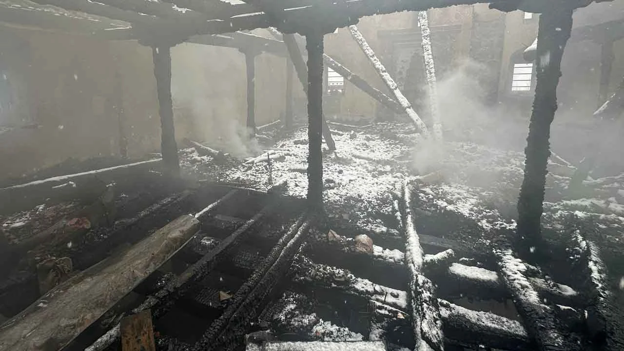 Rize’de 150 yıllık Akmescit Camii dün yeniden açılmıştı bugün yıldırım düştü yandı