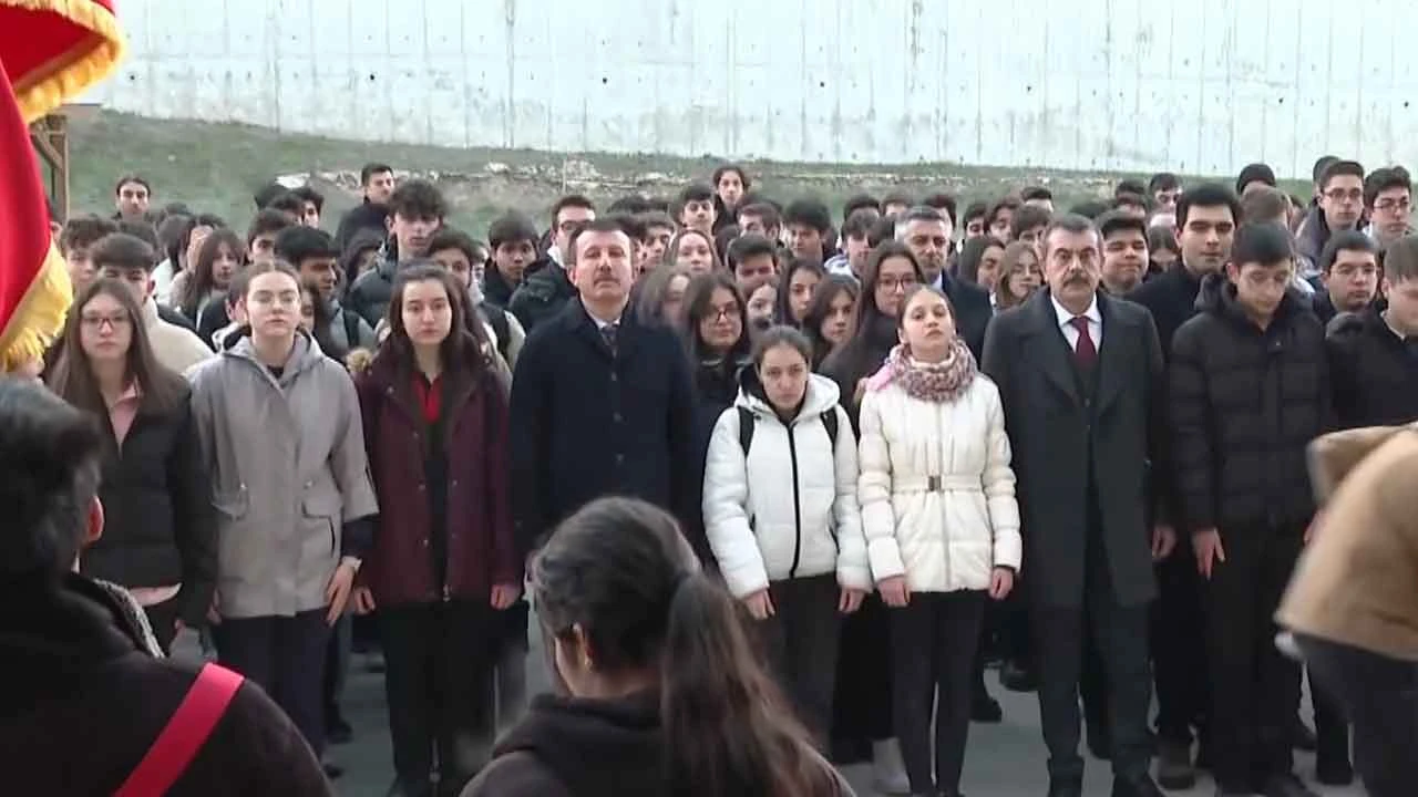 Milli Eğitim Bakanı Yusuf Tekin şehitler için okullardaki saygı duruşuna katıldı
