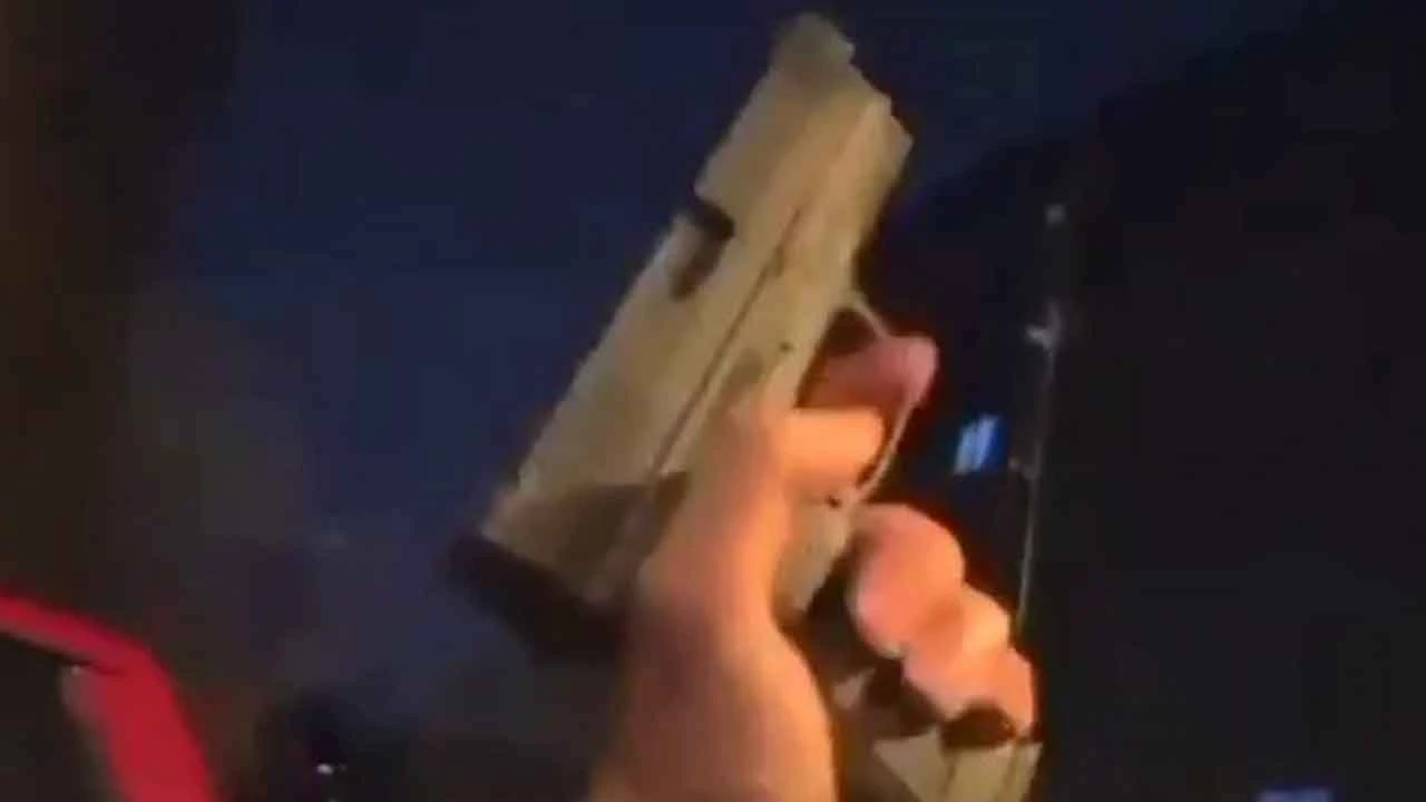 Seyir halindeyken canlı yayın açıp havaya ateş açtı!