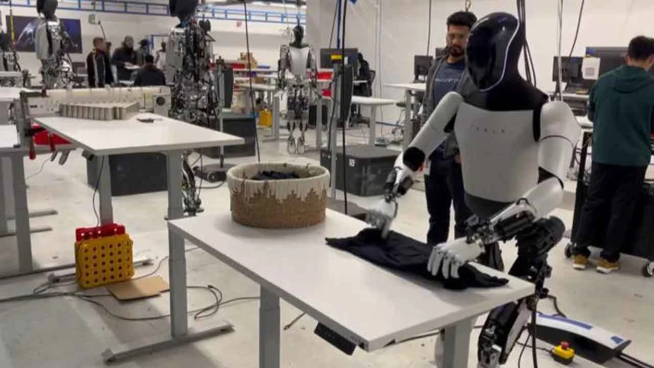 Elon Musk paylaştı: Tesla tişört katlayan robot yaptı