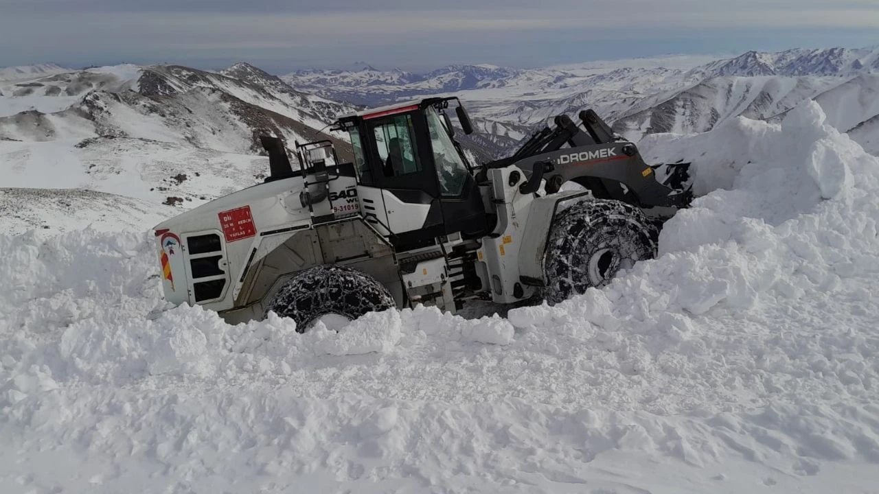 Doğu Anadolu kar altında: Ekipler metrelerce karı temizlemek için seferber oldu
