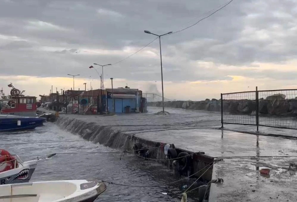 İstanbul'da şiddetli lodos görüntüsü ürküttü!