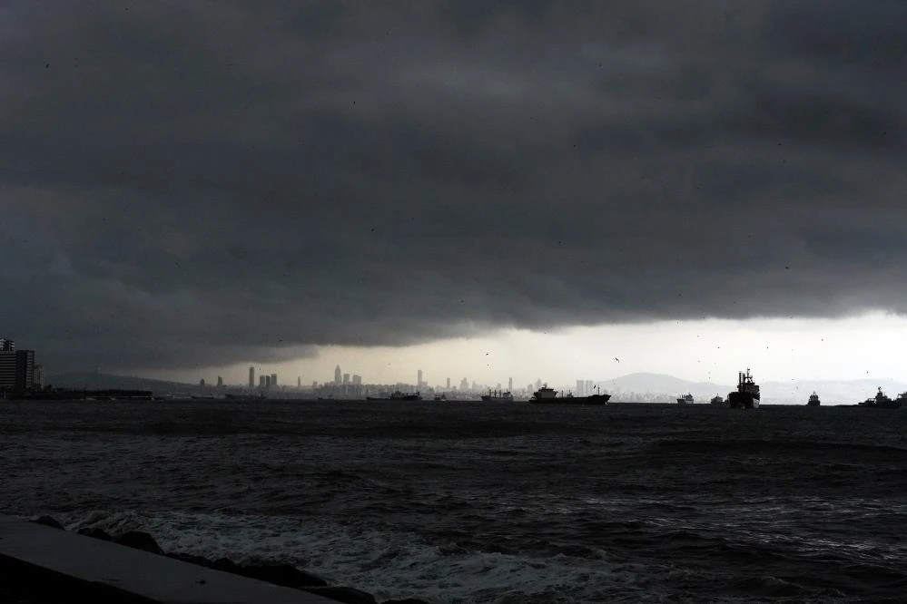 İstanbul'a bir anda çöken kara bulutlar böyle geldi!